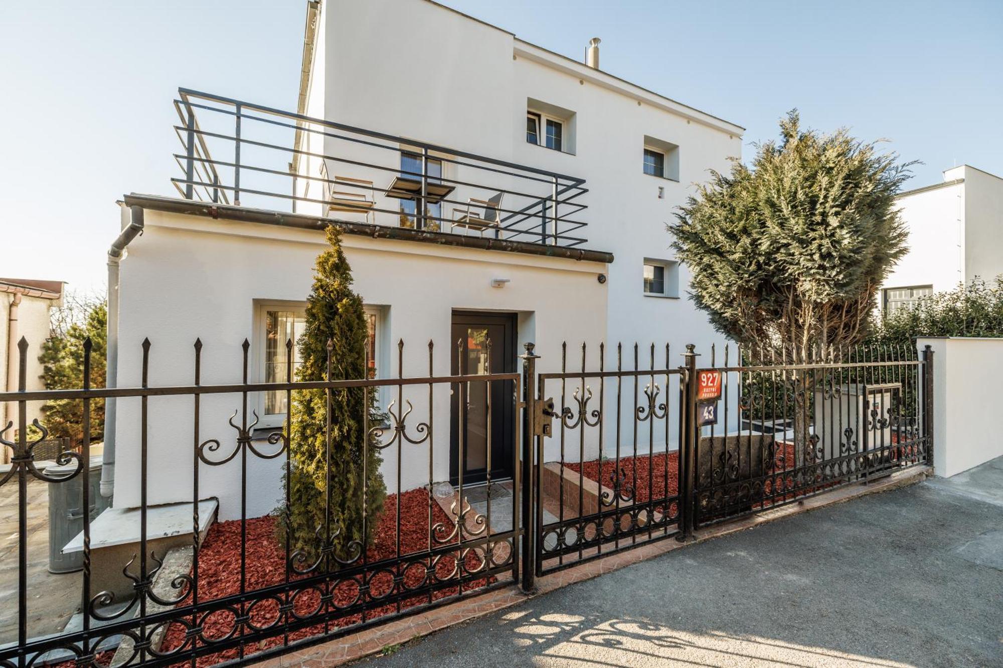 Airport Luxury Apartment & Spa Prague Exterior photo