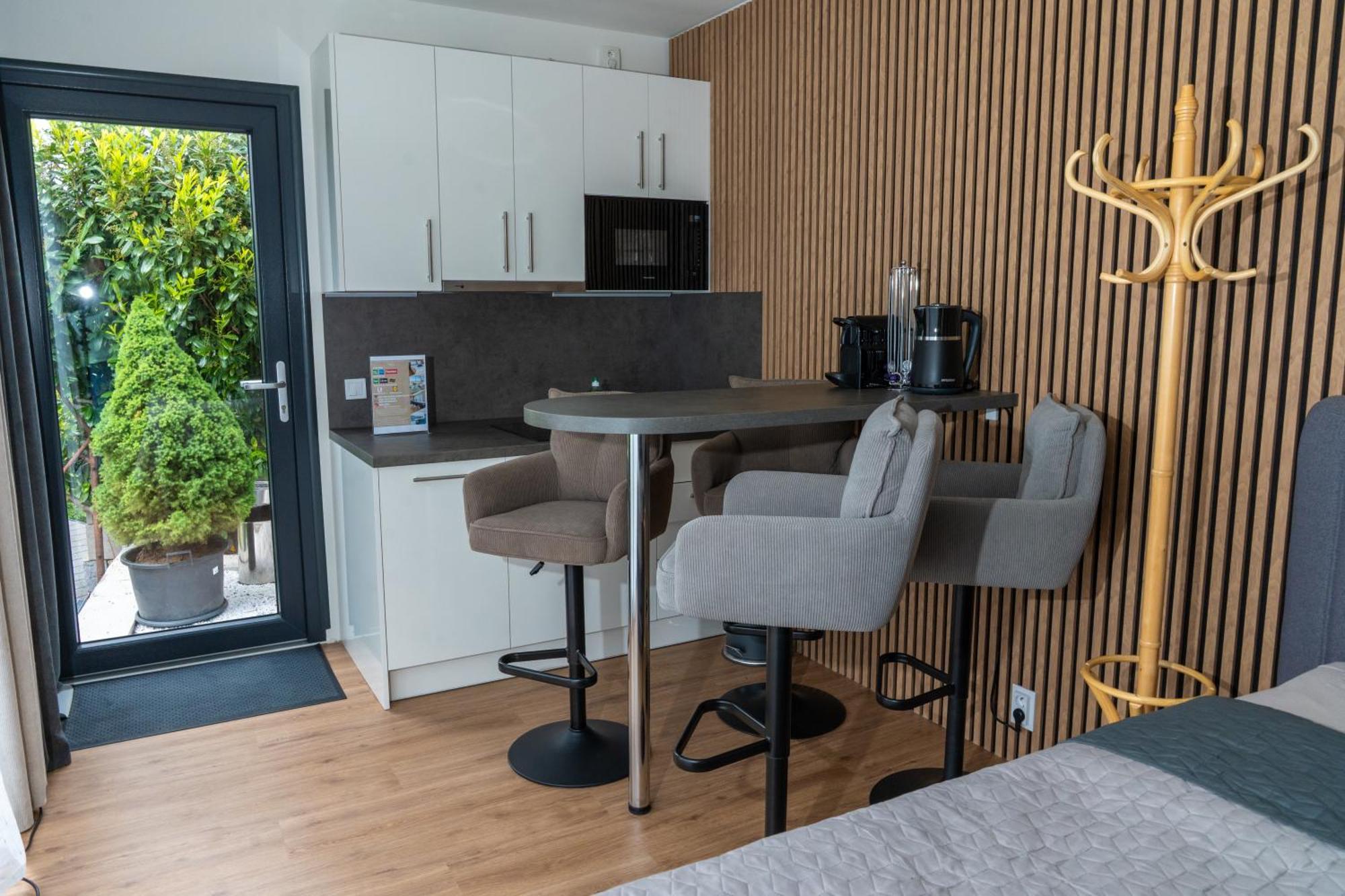 Airport Luxury Apartment & Spa Prague Room photo